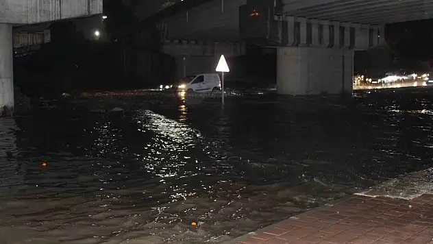 Sokaklar nehre döndü, araçlar yolda kaldı