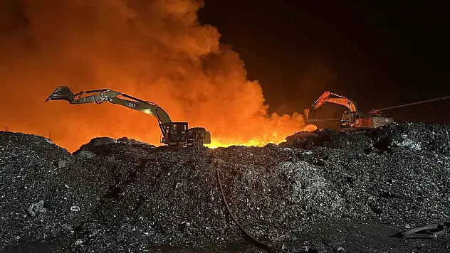 Atık malzemeler tutuştu fabrika alev alev yandı
