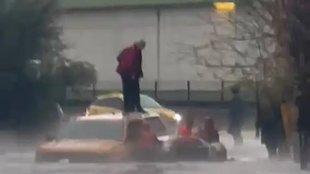 Yollar göle döndü: 2 kişi...