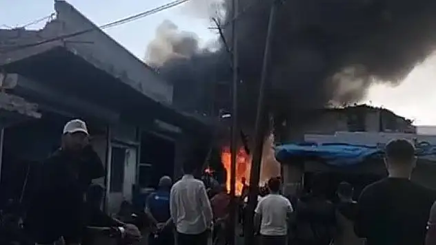 Hurdacı dükkanı alevlere teslim oldu