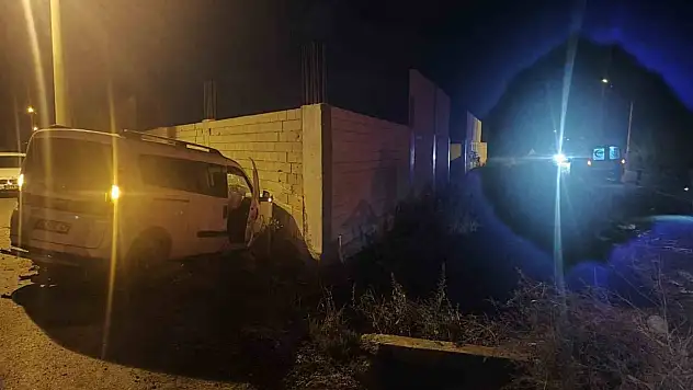 Hafif ticari araçlar çarpıştı 1 ölü, 2 yaralı