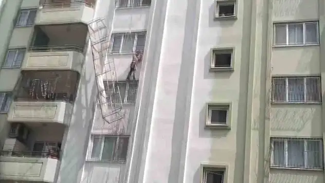 İskelenin halatı koptu, işçi ölümden döndü