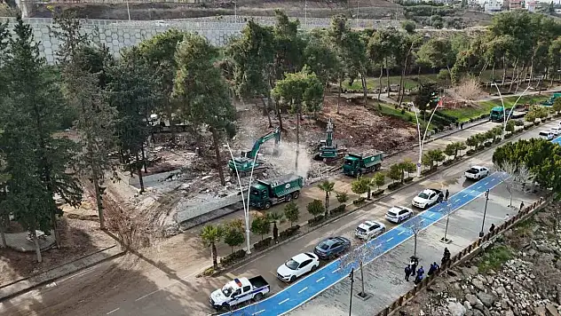 Amerikan Adası'ndan sonra Menderes Bulvarı'nda yıkım başladı