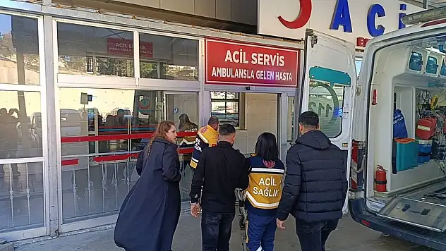 Kaldırımda yürüyen kadına otomobil çarptı