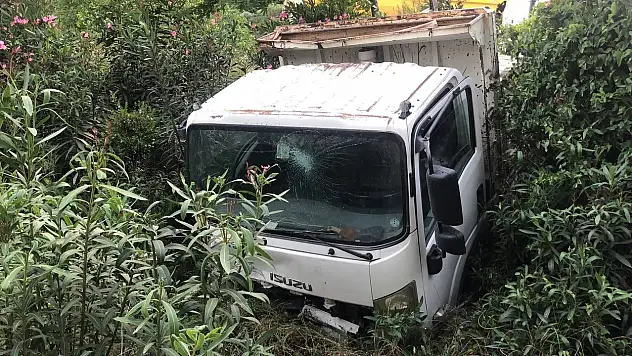 Kamyon ile otomobil çarpıştı