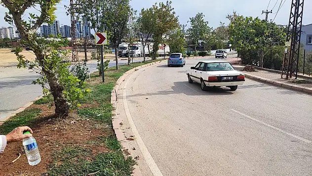 Keskin viraj tehlikesi: Esnaf kamera taktırdı, kazaları kaydetti