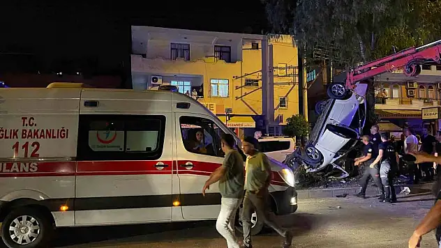 Otomobil refüjde asılı kaldı: 5 yaralı