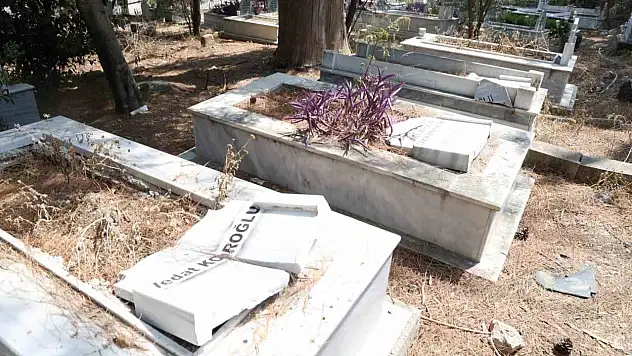 Mezar taşları kırıldı