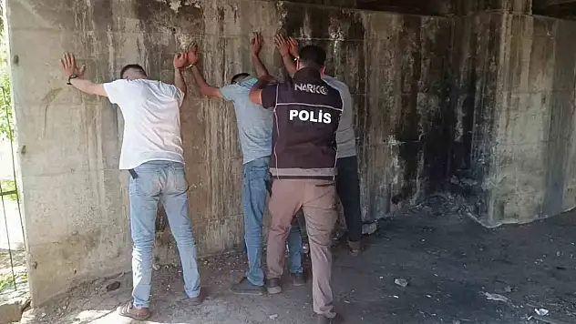 Narkotik polislerinden metruk binalara operasyon