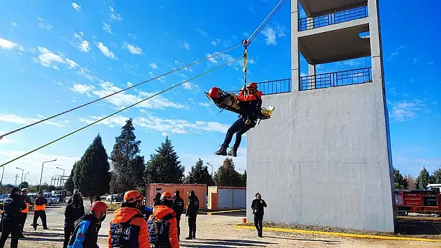 Uçurumdan sarkmış araçtan nefes kesen kurtarma