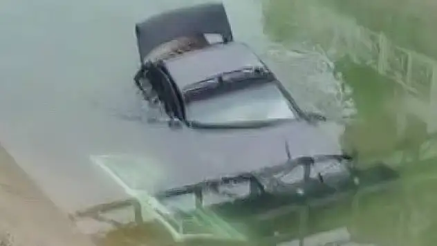 Kanala düşen otomobilin tavanında kurtarılmayı bekledi