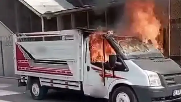 Park halindeki iki araç yandı