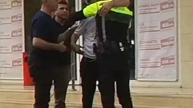 Polis, kendisine saldıran gence bakın neden sarıldı
