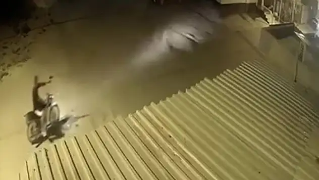 Motosiklet ile rastgele ateş açan şahsı mahalleli darp etti!