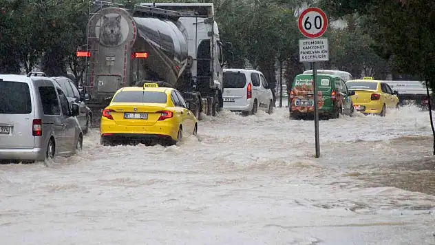 Yollar göle döndü, rögarlar taştı