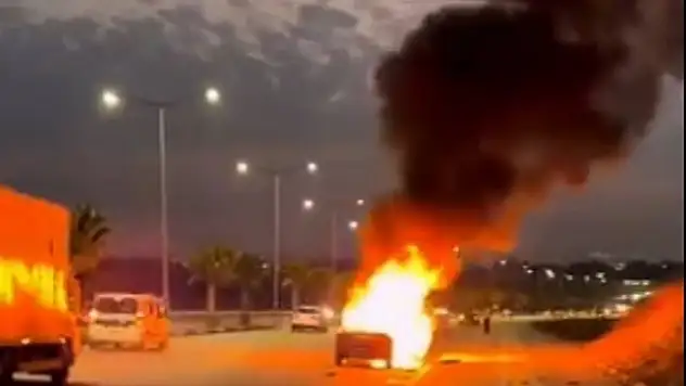 Otomobil alev alev yandı