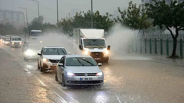 Şiddetli sağanak: Yollar göle döndü