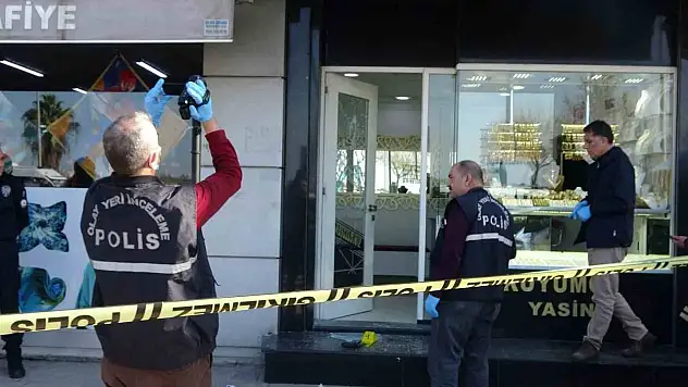 Silahla kuyumcuya girip 4 bilezik çaldı! Silah parçaları yere düştü