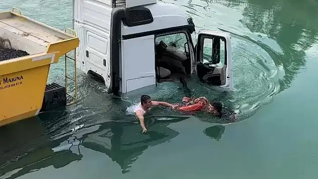 Tır sulama kanalına düştü.: 2 kişi...