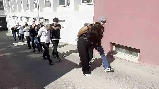 705 sentetik ecza ve binlerce gram uyuşturucu ele geçirildi!