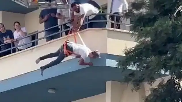 Adana'da vinçten düşen 2 işçi, emniyet kemeri sayesinde hayatta kaldı