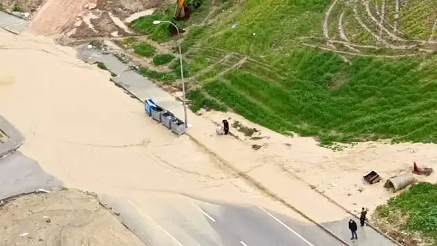 Sağanak hayatı felç etti: Dereler taştı, yollar göle döndü