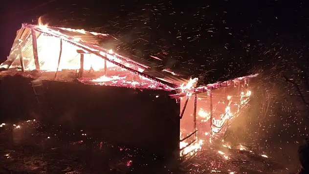 Adana Feke'de ev ve ahır küle döndü