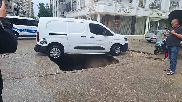 Yol çöktü, araç son anda kurtuldu