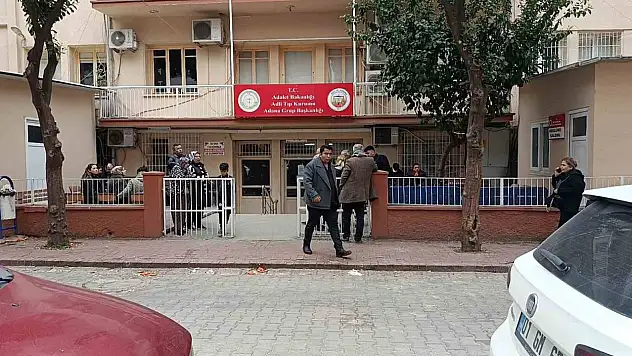 Yol kesip bıçakla saldırdılar: 17 yaşındaki genç öldü, 2 ağabeyi yaralandı