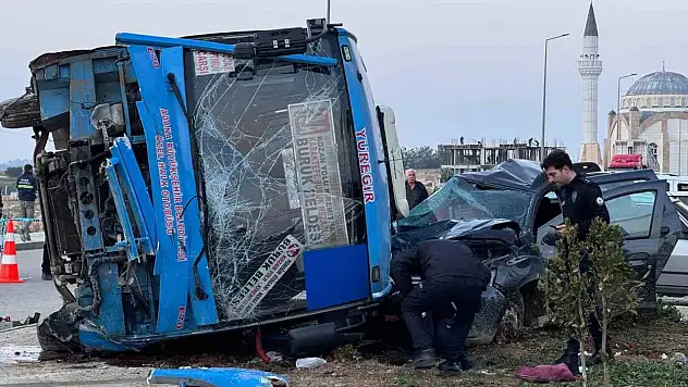 Adana'da yolcu midibüsü ile cip çarpıştı