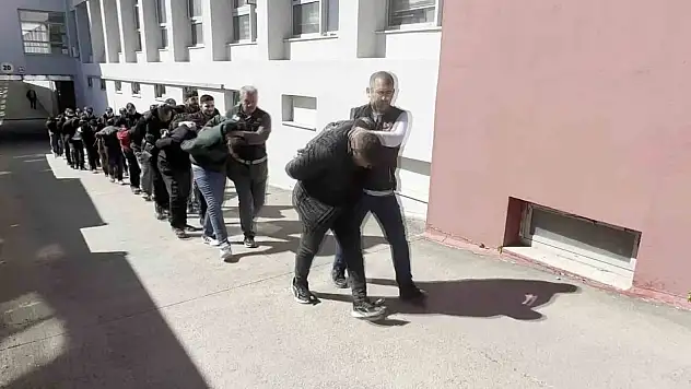 Adana'da narkotik operasyonu! 16 işi yakalandı