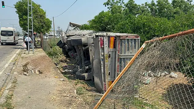 Zincirleme kazada tır bahçeye uçtu! Sürücü sıkıştı