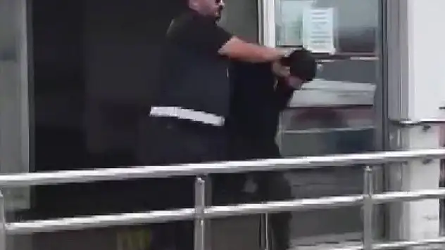 Adana sıcağında montla giyen gencin üzerinden silah çıktı