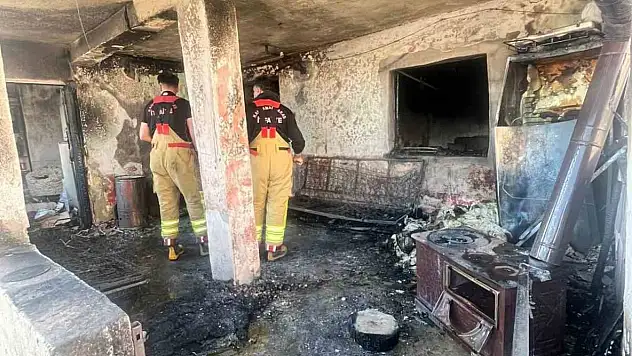 Müstakil ev alevlere teslim oldu: 4 kişi dumandan etkilendi
