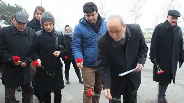 AGÜ akademisyenleri, Şehit Komandolar Durağı'nı ziyaret etti