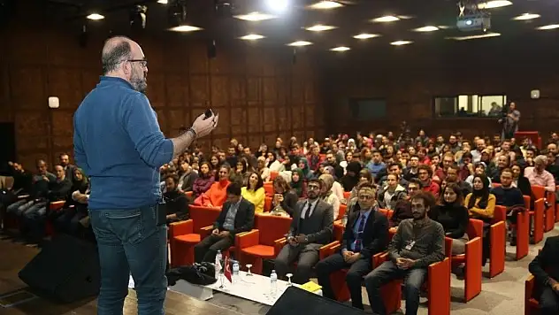 AGÜ'de Kaos - Karmaşıklık- Zihin Kontrolü Konferansı
