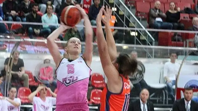 AGÜ Spor'da Nicole Page attığı 21 sayı ile dikkat çekti