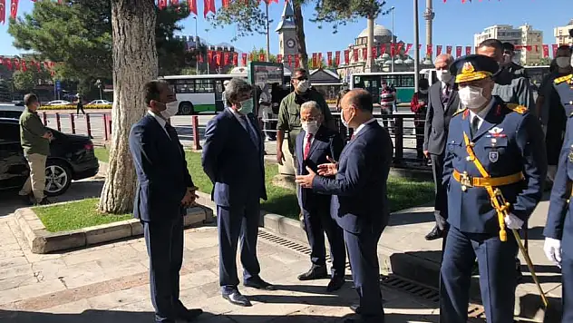 30 AĞUSTOS RESMİ TÖRENİNE SADECE O VEKİL VE PARTİSİ KATILDI! 