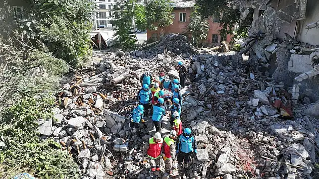 Ahmet Çolakbayrakdar'dan deprem açıklaması: Her daim hazırlıklı olmalıyız!