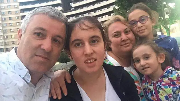 Aile selfiesiyle Atatürk`lü bayram kutlaması!