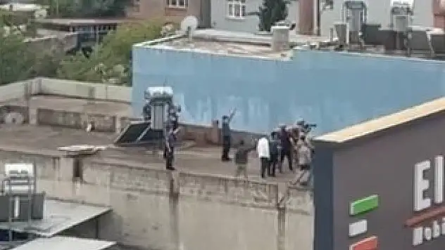 Ailesini rehin aldı, özel harekat polis tarafından vuruldu