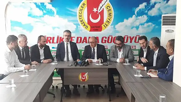 AK Parti'de 10 kişi sokağa indi!