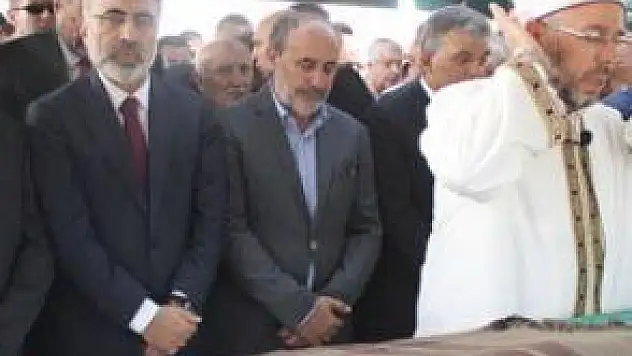 AK PARTİ ESKİ MİLLETVEKİLİ SALİH KAPUSUZ'UN ANNESİ TOPRAĞA VERİLDİ