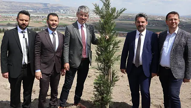 AK Parti İl Başkanı Çopuroğlu, seçilen tüm belediye başkanları için fidan dikti