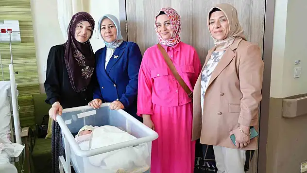 AK Parti Kayseri Kadın Kolları'ndan yeni annelere destek