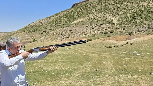 AK Parti Kayseri Milletvekili Bayar Özsoy'dan tüfekli poz! Nişan alıp, ateş etti
