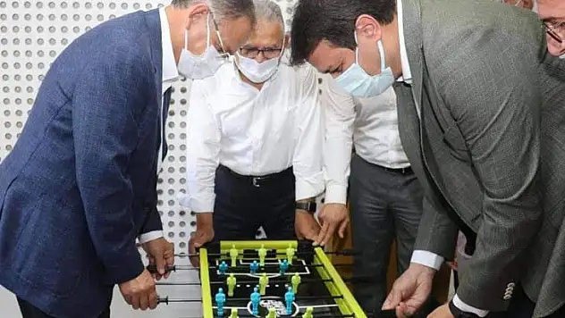 AK Partili Özhaseki ve Saadet Partili Arıkan'ın langırt kapışması!