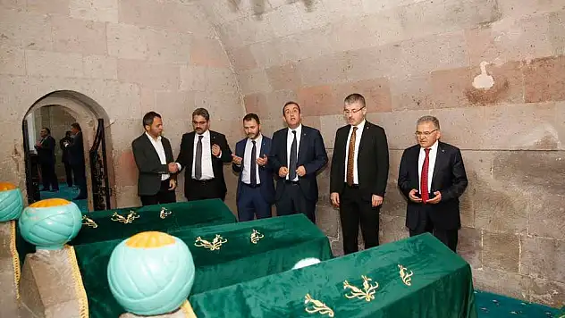 AK Partiye geçen Başkan bakın ilk nereyi ziyaret etti?