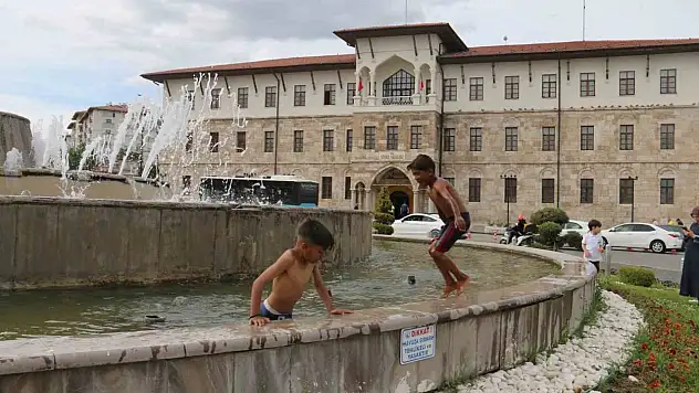 Çocuklar valilik önündeki havuzda yüzdü
