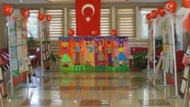 AKANSU KOLEJİ'DEN '91 RESİMLE 91. YILINDA CUMHURİYET' SERGİSİ